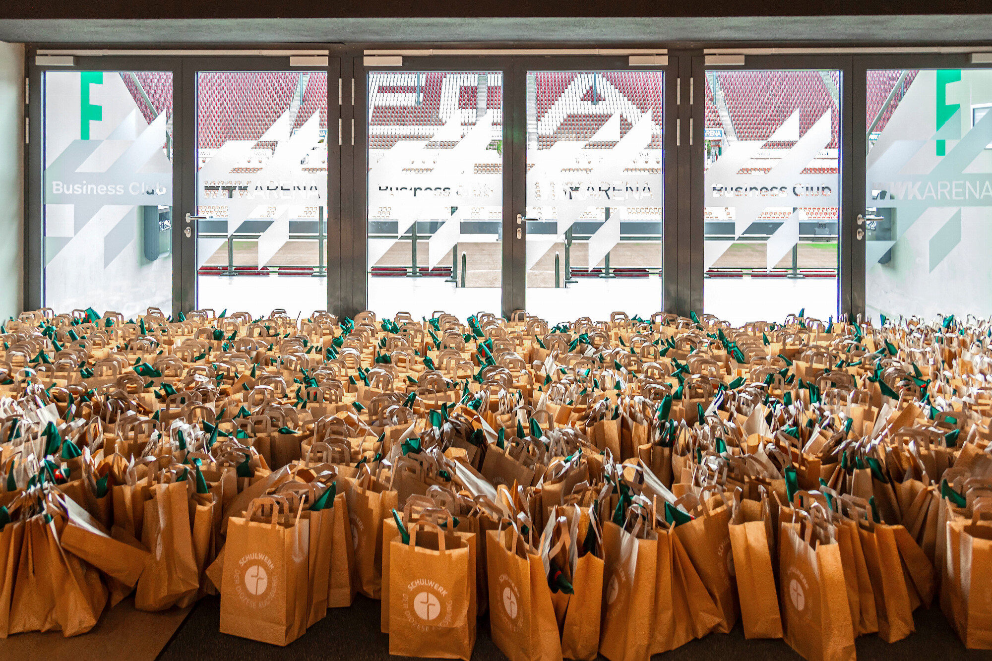 Reihen von Schulwerk-Geschenktüten im Business Club, WWK Arena Augsburg / Schulwerk