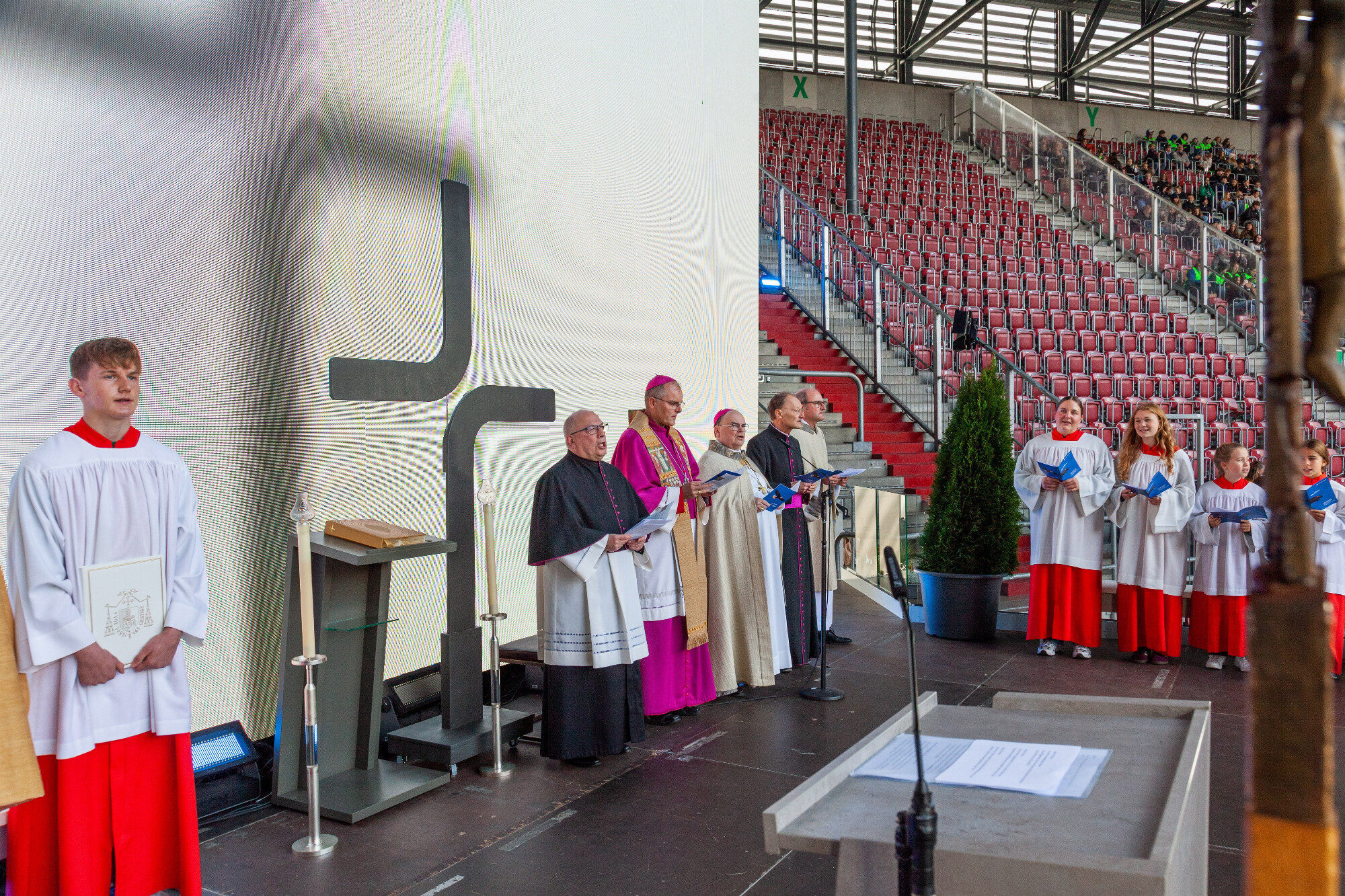 Wort-Gottes-Feier mit Bischof, Ministrantinnen und Kreuz-LED, WWK Arena Augsburg / Schulwerk