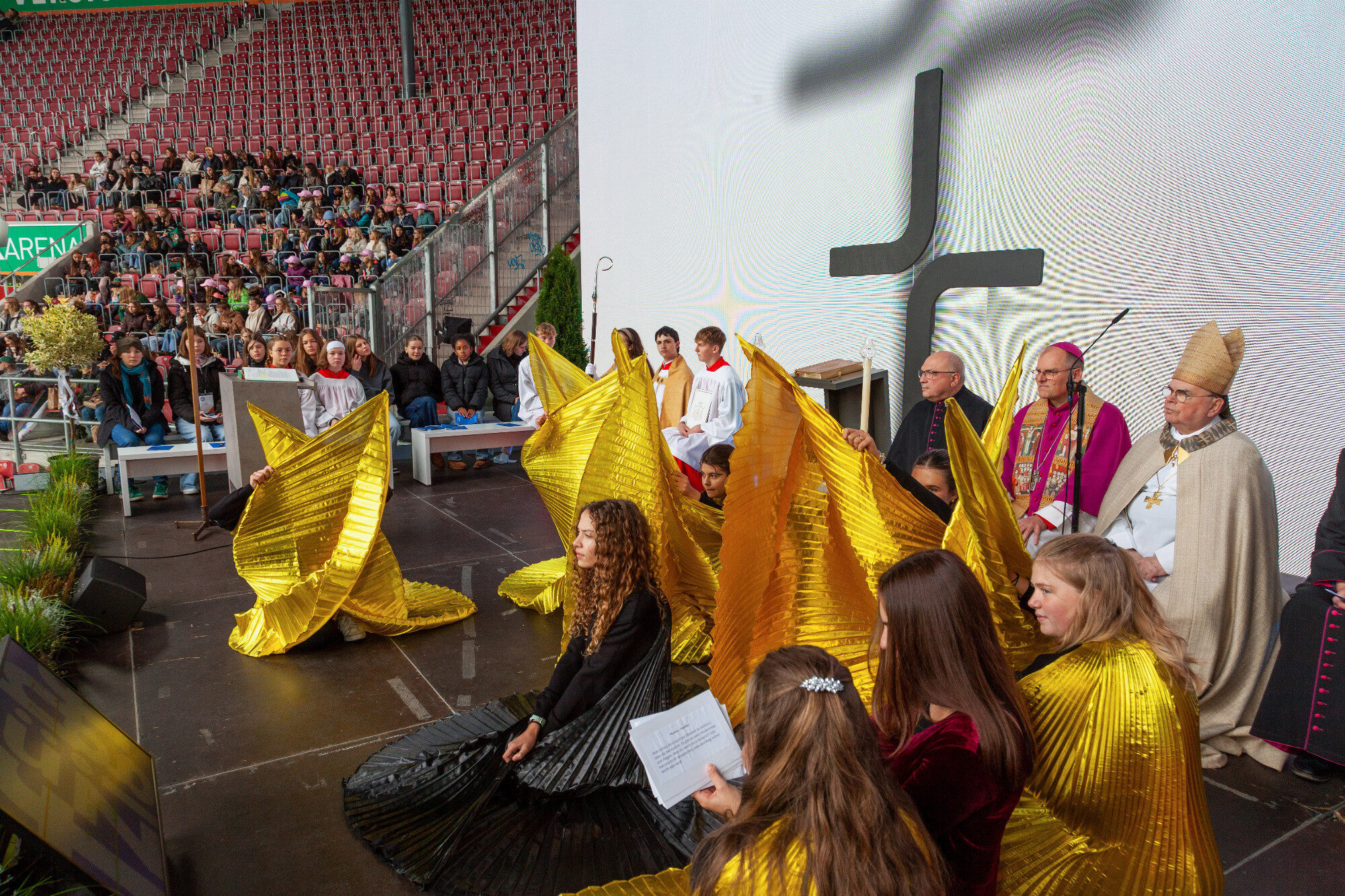Bühne mit Flügelkostümen und Klerus von oben, WWK Arena Augsburg / Schulwerk