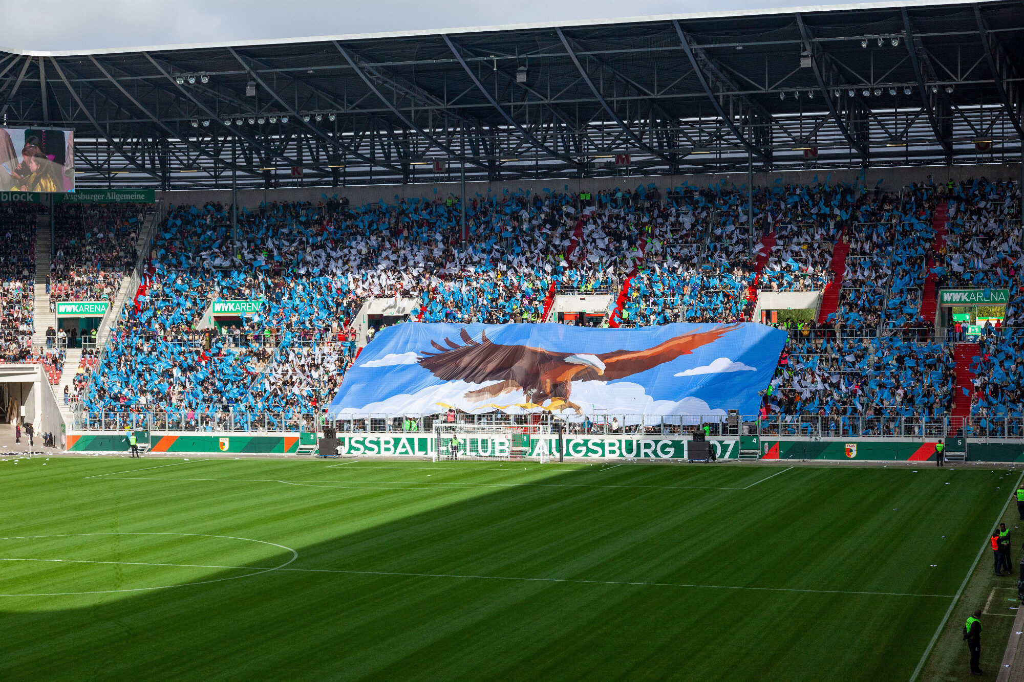 Adler-Banner und blau-weiße Fähnchen auf der Tribüne, WWK Arena Augsburg / Schulwerk