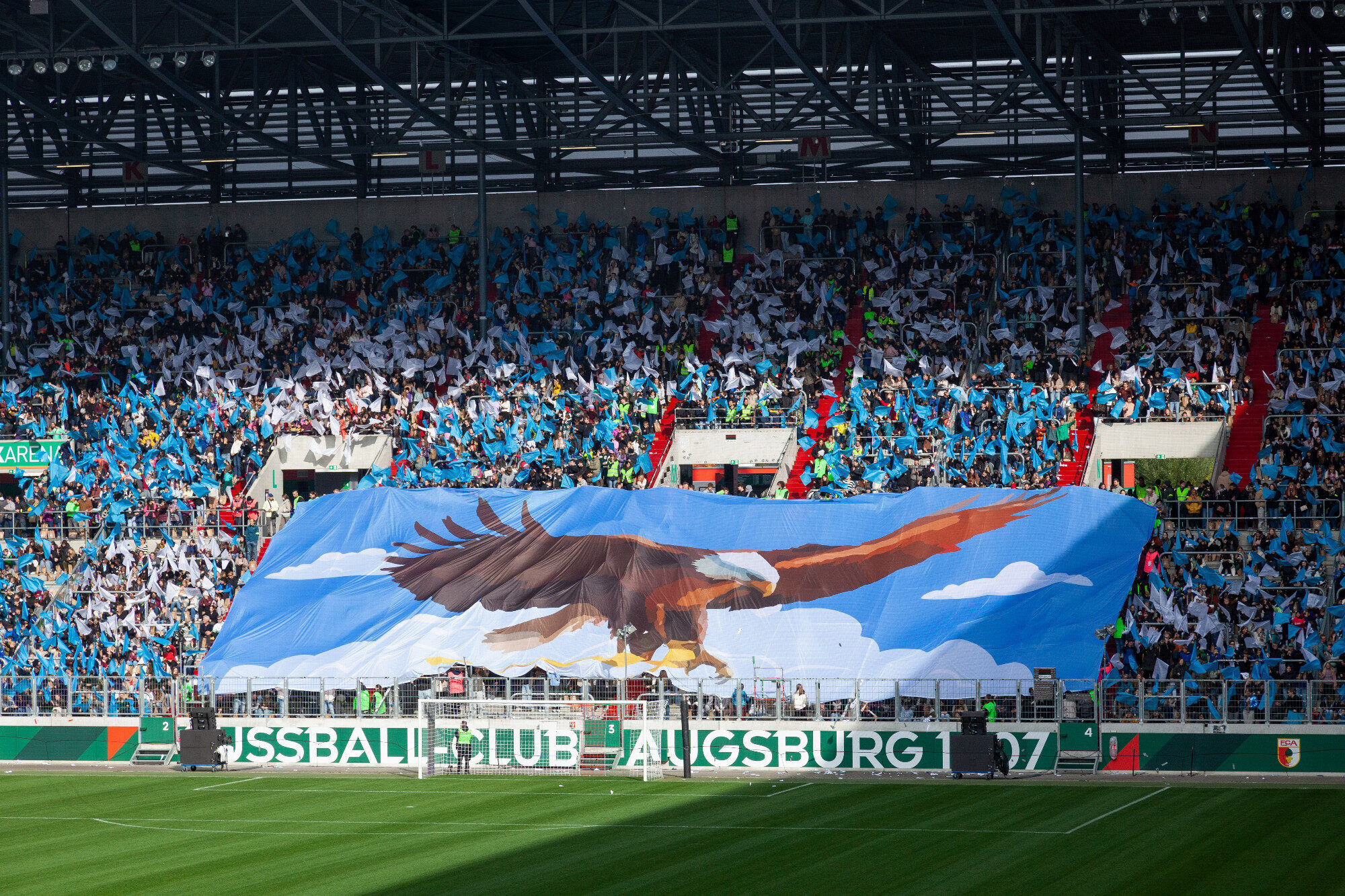 Adler-Choreo hinter dem Tor auf dem Rasen, WWK Arena Augsburg / Schulwerk
