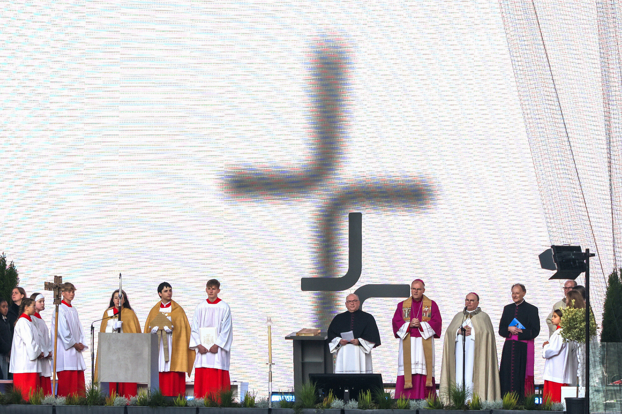 Ministranten mit Vortragekreuz vor der LED-Wand, WWK Arena Augsburg / Schulwerk