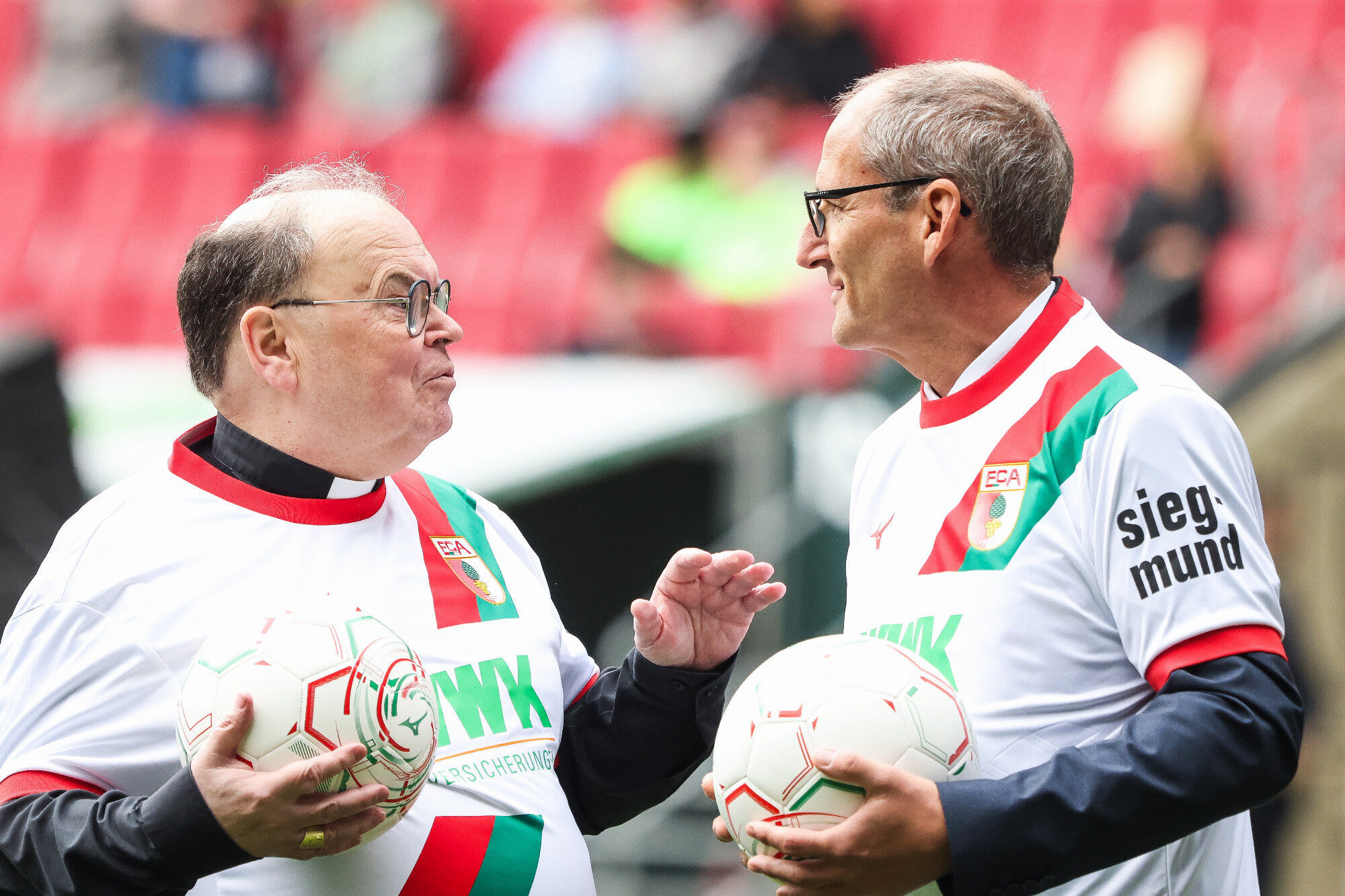 Bischof Bertram Meier mit Kollar und Ball im Gespräch, WWK Arena Augsburg / Schulwerk