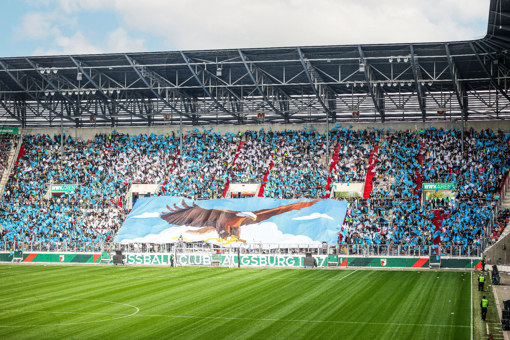 Riesiges Adler-Tifo inmitten blau-weißer Fahnen, WWK Arena Augsburg / Schulwerk