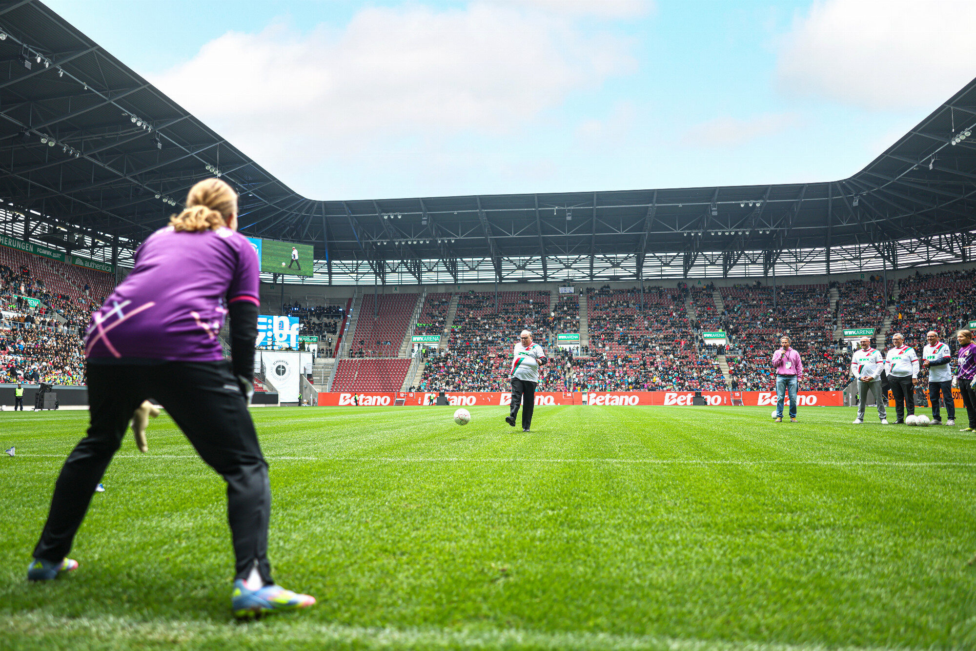 Torhüterin im lila Trikot erwartet den Elfmeter des Bischofs, WWK Arena Augsburg / Schulwerk