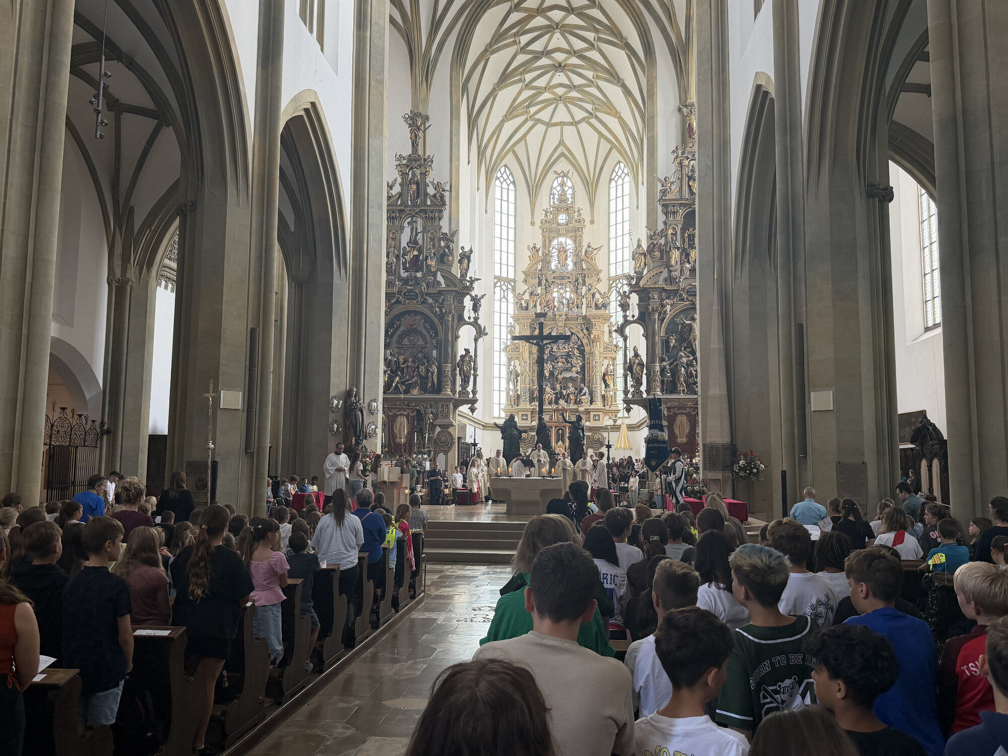 Rund 900 Schülerinnen und Schüler beim Pontifikalamt der Ulrichswoche in Augsburg
