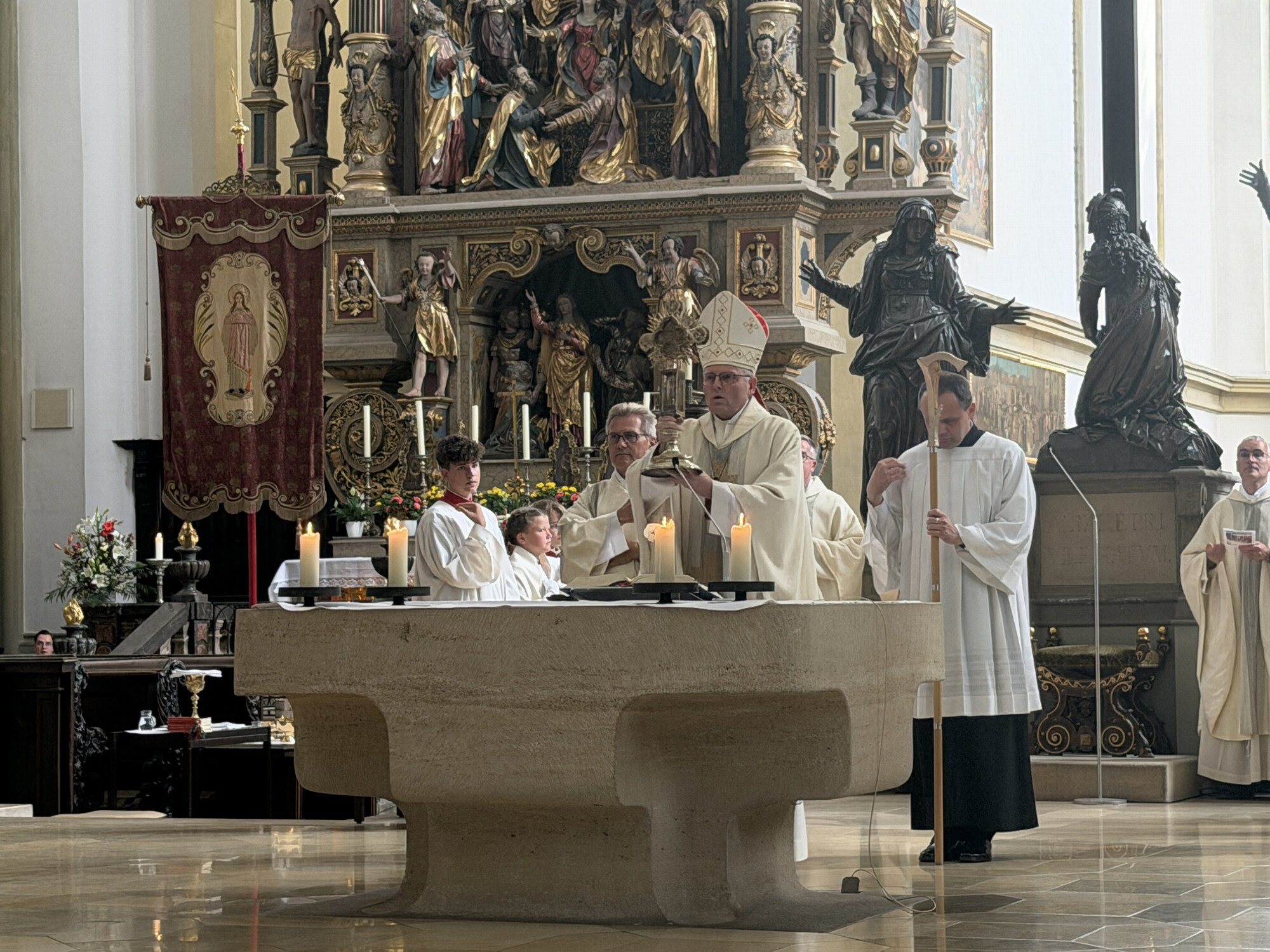 Weihbischof Florian Wörner am Altar beim Pontifikalamt der Ulrichswoche in Augsburg