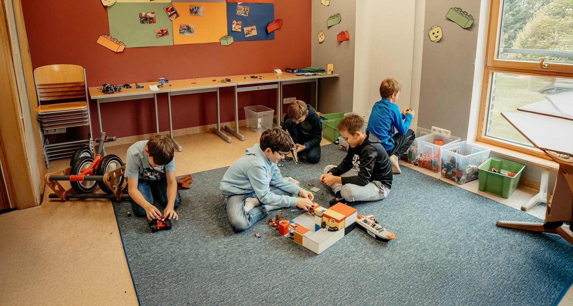 Schüler in der Nachmittagsbetreuung mit Klemmbausteinen, Bischof-Ulrich-Realschule Augsburg