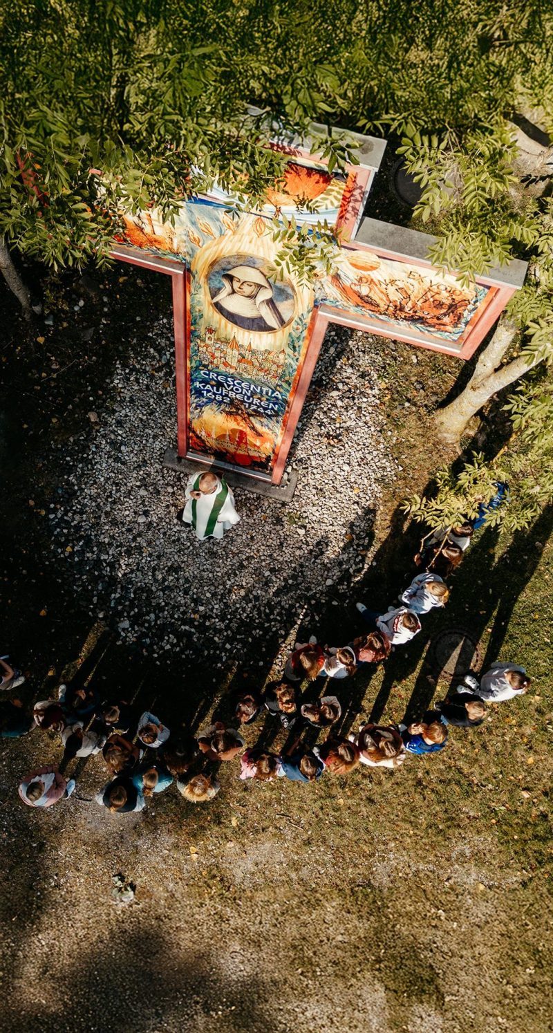 Klasse beim Gottesdienst im Freien mit Kreuz, Bischof-Ulrich-Realschule Augsburg