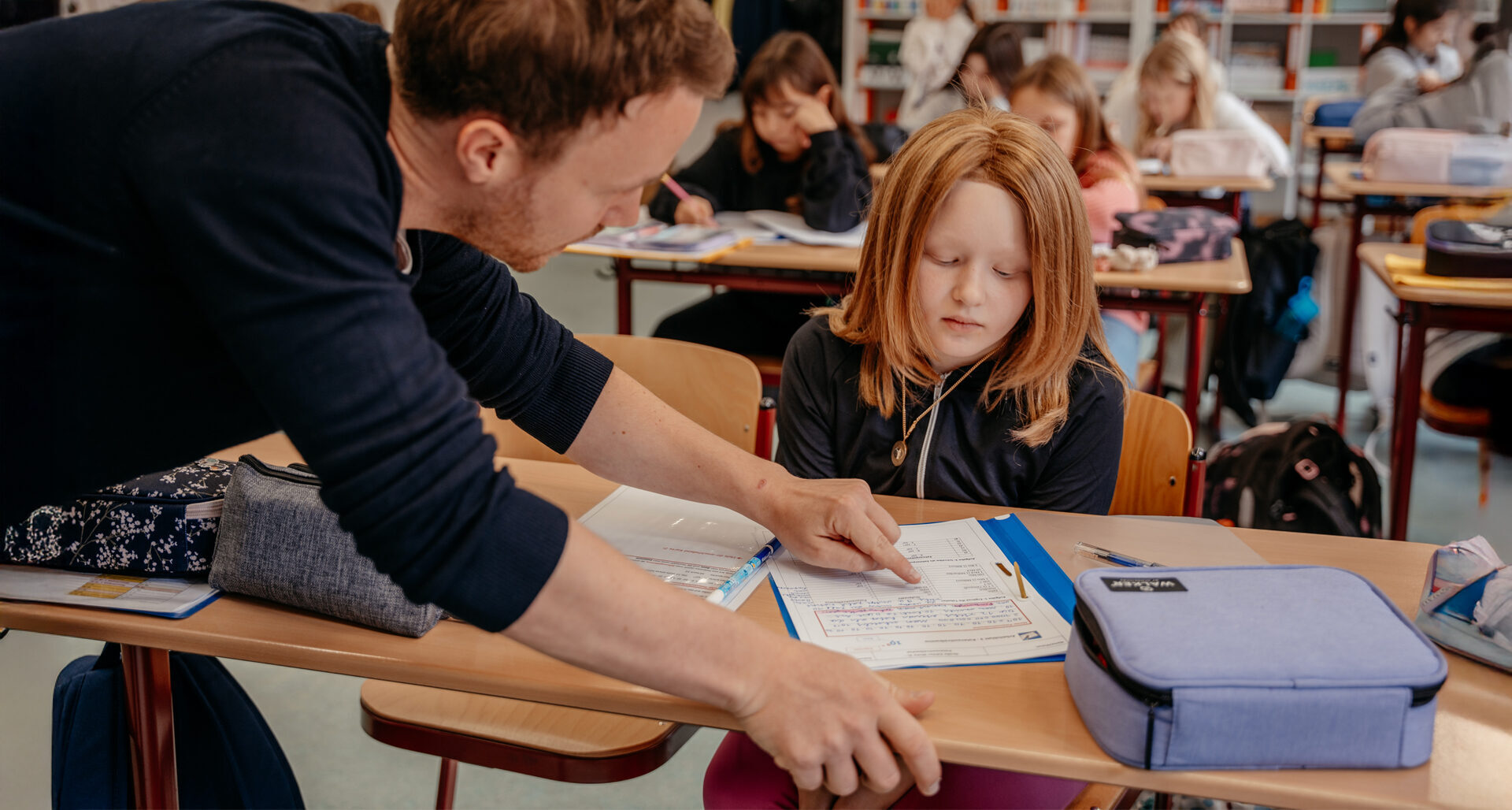 Lehrer erklärt Schülern den Unterrichtsstoff, Bischof-Ulrich-Realschule Augsburg
