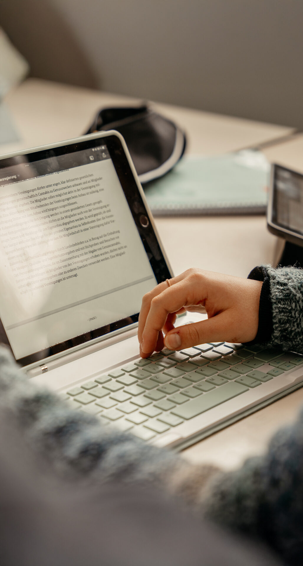 Schülerin im Digitalunterricht am Laptop, Bischof-Ulrich-Realschule Augsburg
