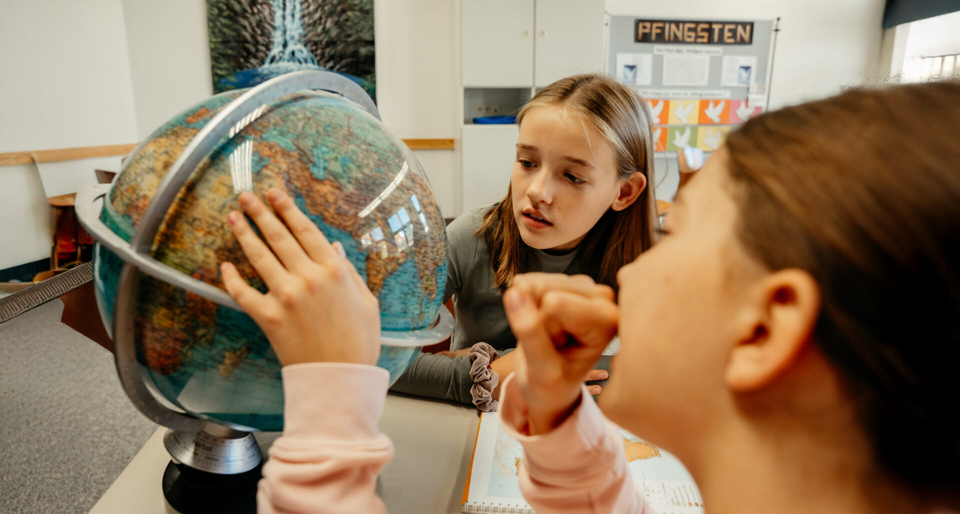 Schülerinnen mit Globus im Erdkundeunterricht, Bischof-Ulrich-Realschule Augsburg