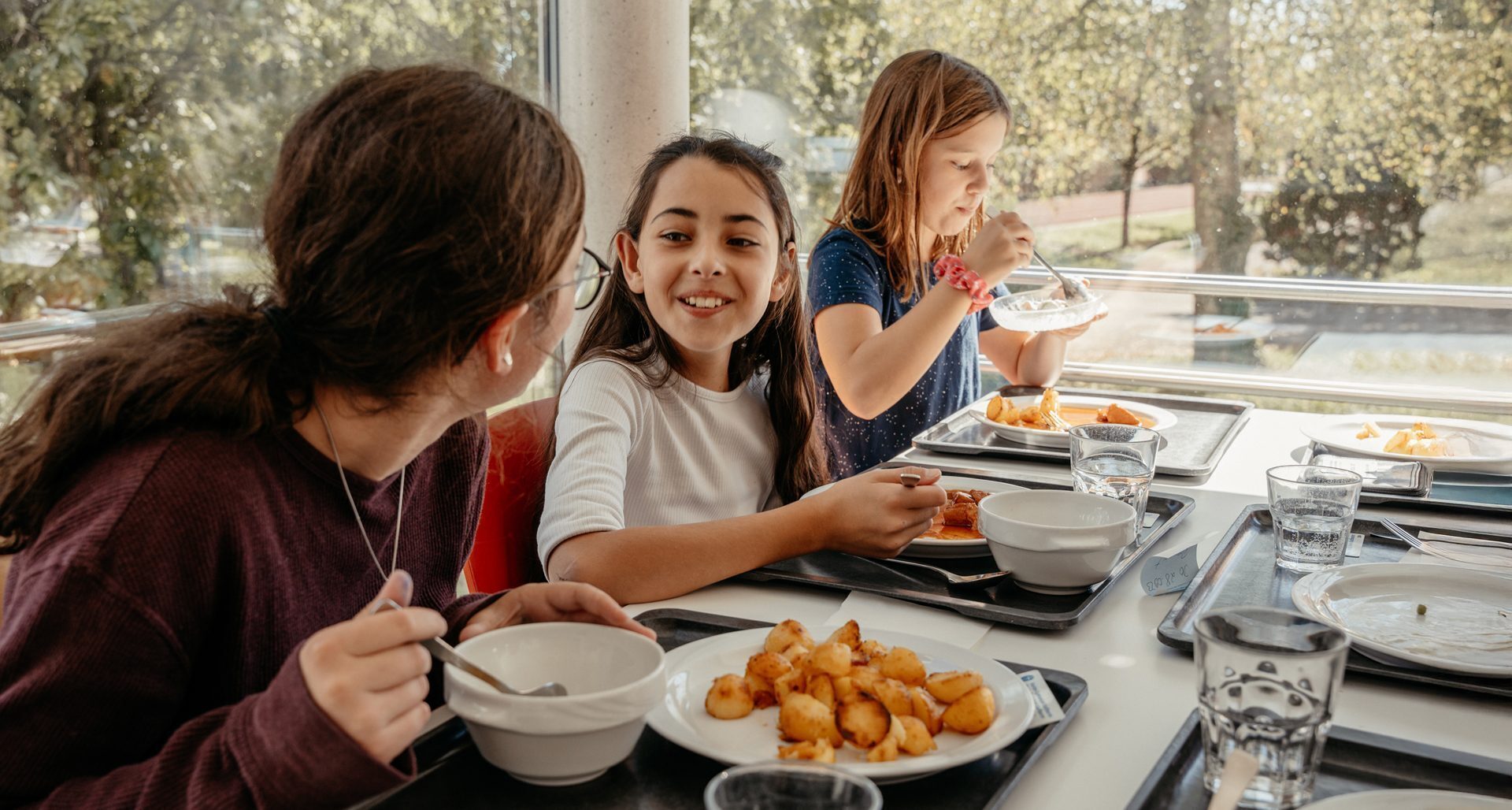 Schülerinnen beim Mittagessen in der Mensa der Bischof-Ulrich-Realschule Augsburg