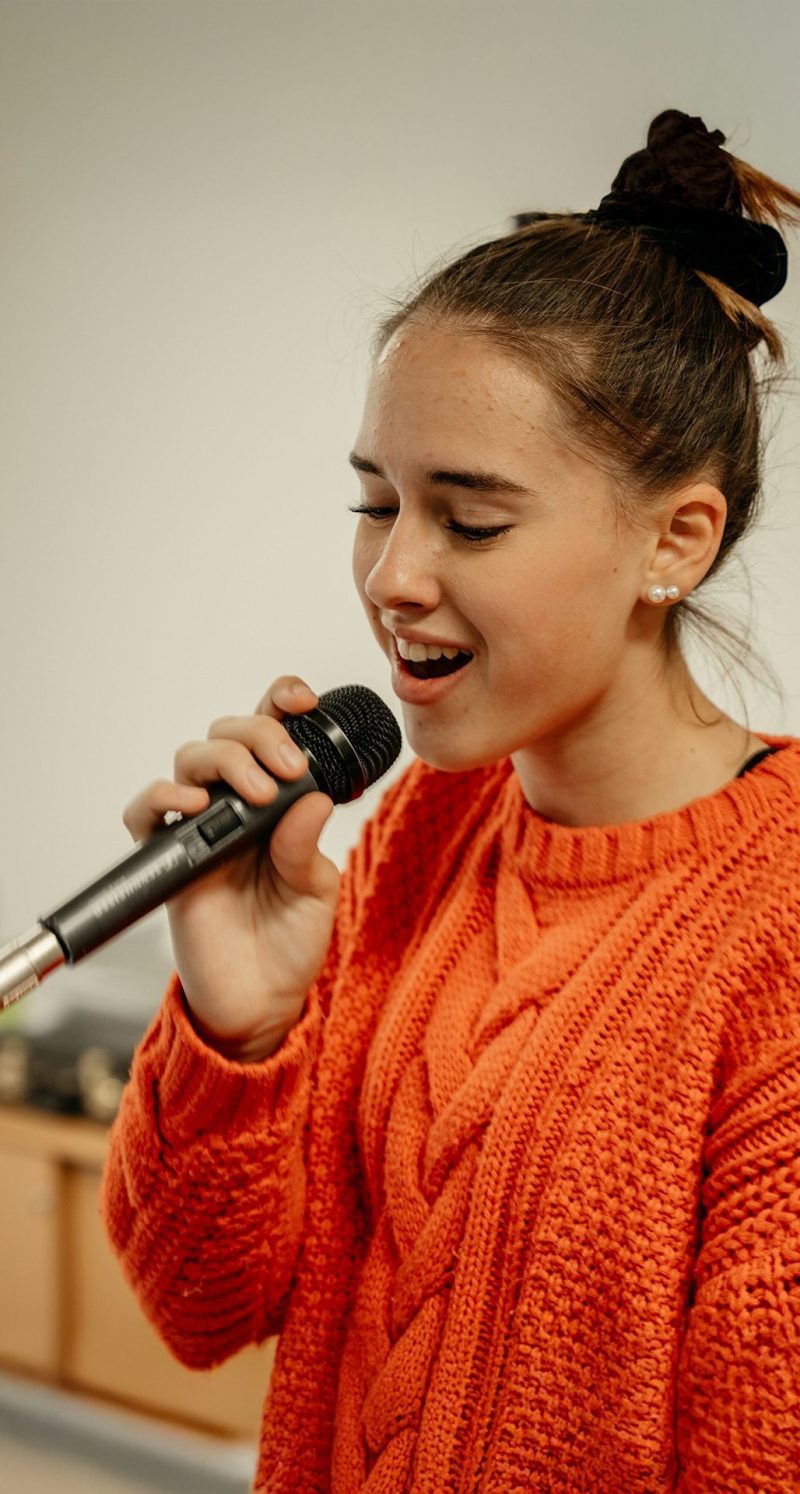Schülerin singt in der Schulband, Bischof-Ulrich-Realschule Augsburg