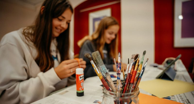 Schülerinnen basteln in der Kunst-AG, Bischof-Ulrich-Realschule Augsburg