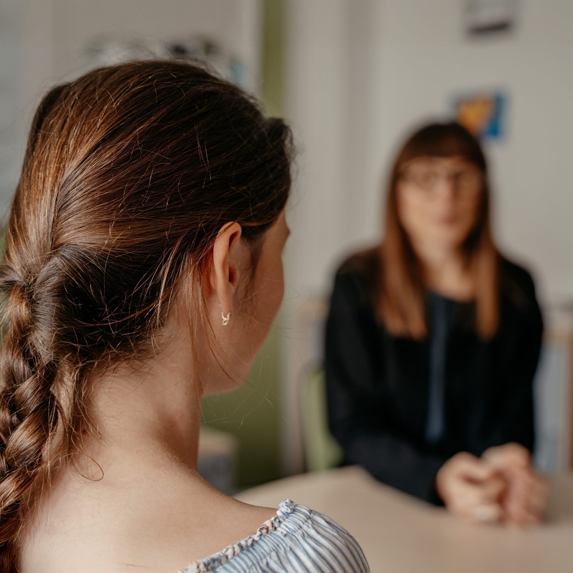Beratungsgespräch zwischen einer Schülerin und einer Mitarbeiterin der Maria-Ward-Realschule Neuburg